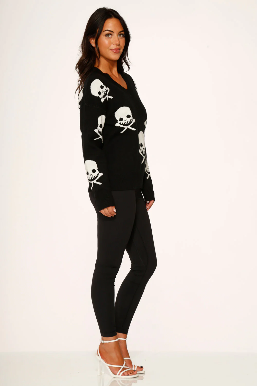 Black Skulls Sweater - Olabens